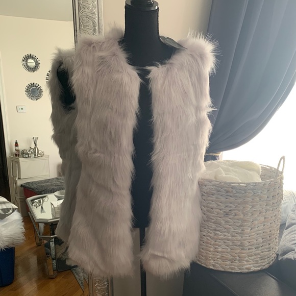 Beautiful Grey faux fur vest/coat. M & L NWT - Picture 5 of 6